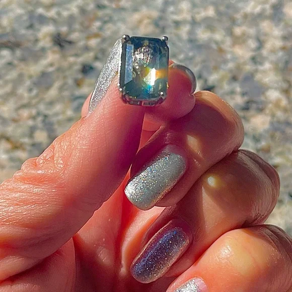 Kurt Geiger Earrings NEW W/tag Olive green Crystal Stud/gunmetal silver setting - Picture 3 of 12